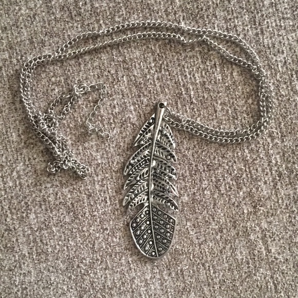 Feather pendant necklace